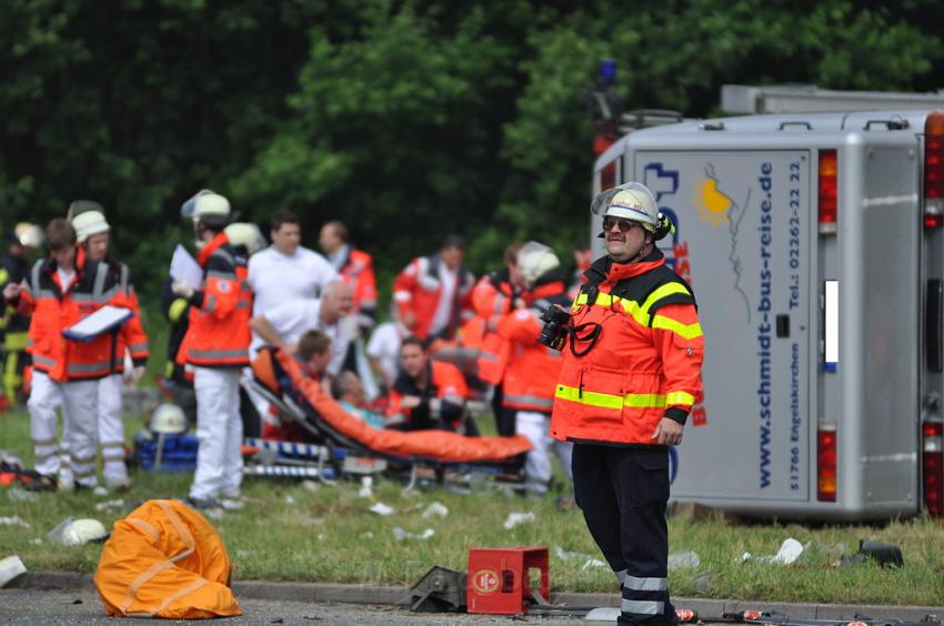 Schwerer Unfall mit Reisebus Lohmar Donrather Dreieck P139.JPG